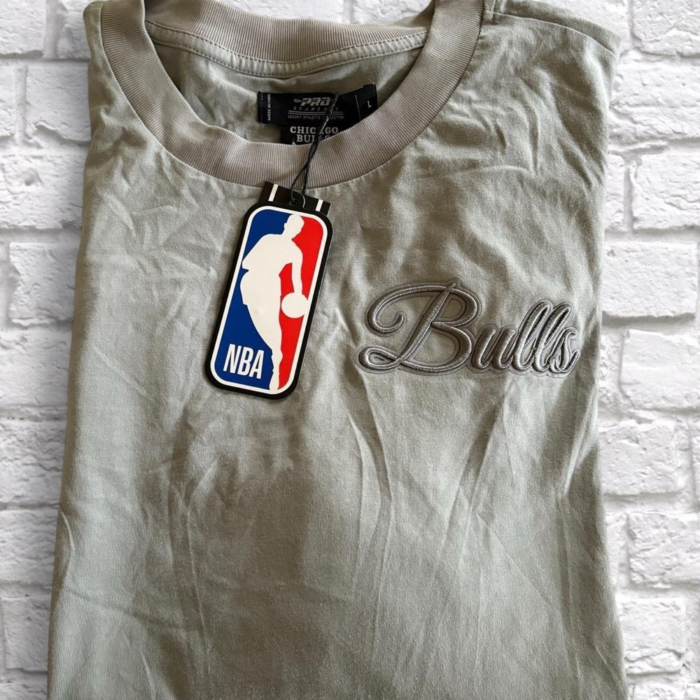 Pro Standard Urban Outfitters Exclusive Chicago Bulls NBA Tee